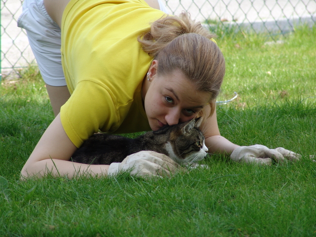 Gina kuschelt mit der KeWiN